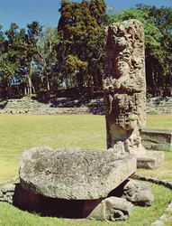 Stèle C représentant Dix-huit Lapin et une statue de tortue à deux têtes devant, AD 711